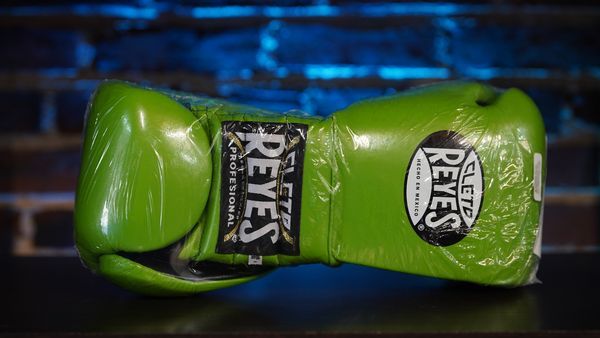 Cleto Reyes Traditional Lace Training Gloves (18oz, Citrus Green)