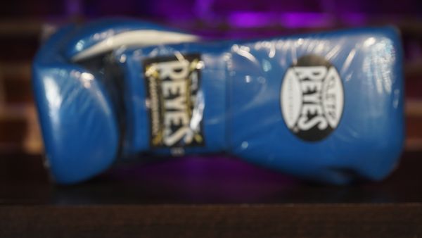 Cleto Reyes Traditional Lace Training Gloves (18oz, Electric Blue) - Image 3