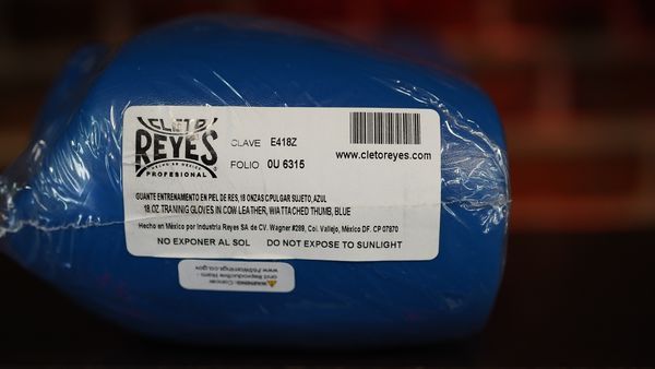 Cleto Reyes Traditional Lace Training Gloves (18oz, Electric Blue) - Image 2