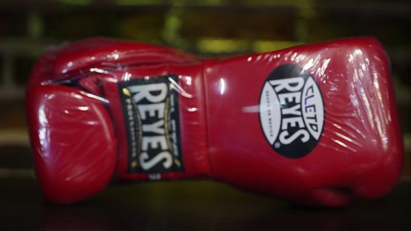 Cleto Reyes Traditional Lace Training Gloves (18oz, Classic Red)